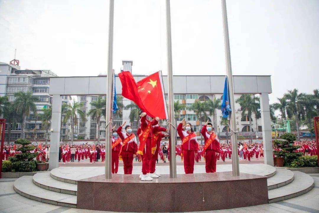 海南三亚：绿海龟受伤搁浅沙滩，民警及时救助放生